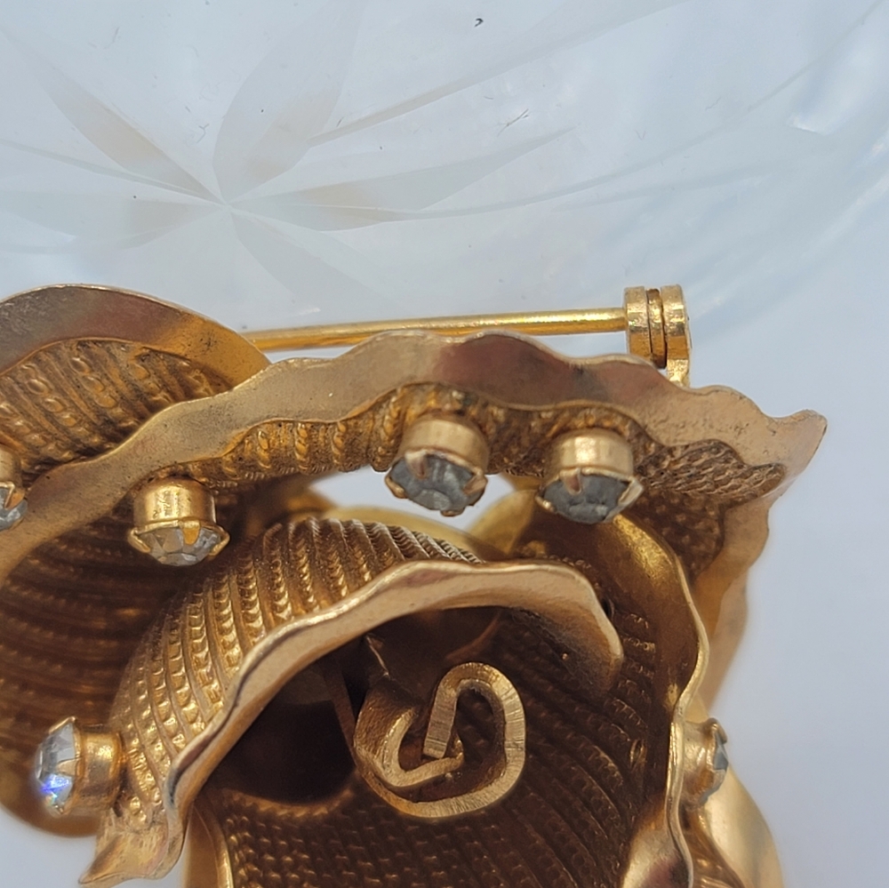 3D Rose Brooch Gold tone w/ Rhinestones & Faux Pearls Midcentury Vintage - Picture 3 of 12